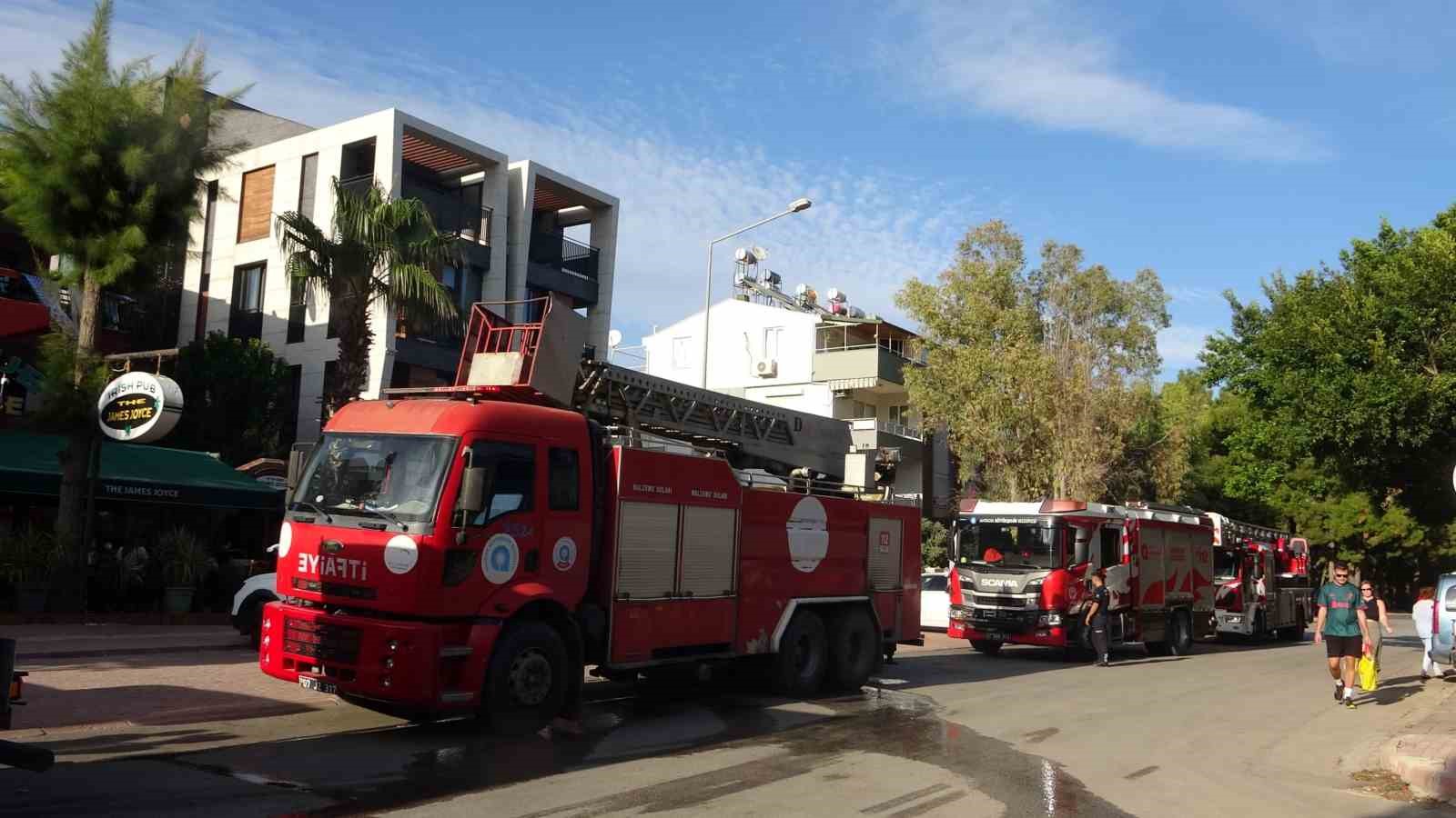 Antalya’da suit oteldeki yangın büyümeden söndürüldü
