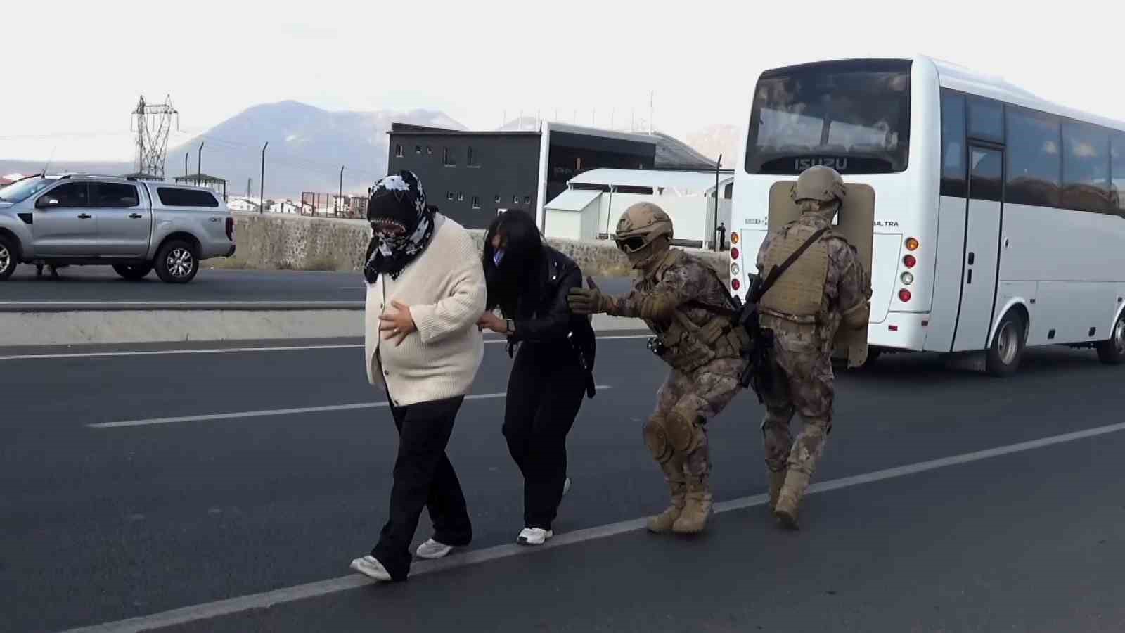 Özel Harekat polislerinden nefes kesen tatbikat
