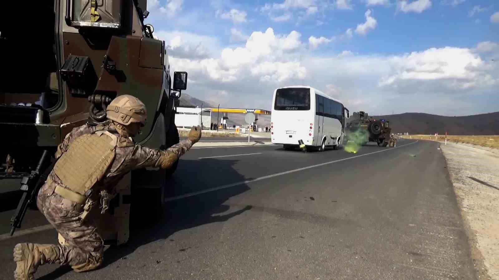 Özel Harekat polislerinden nefes kesen tatbikat
