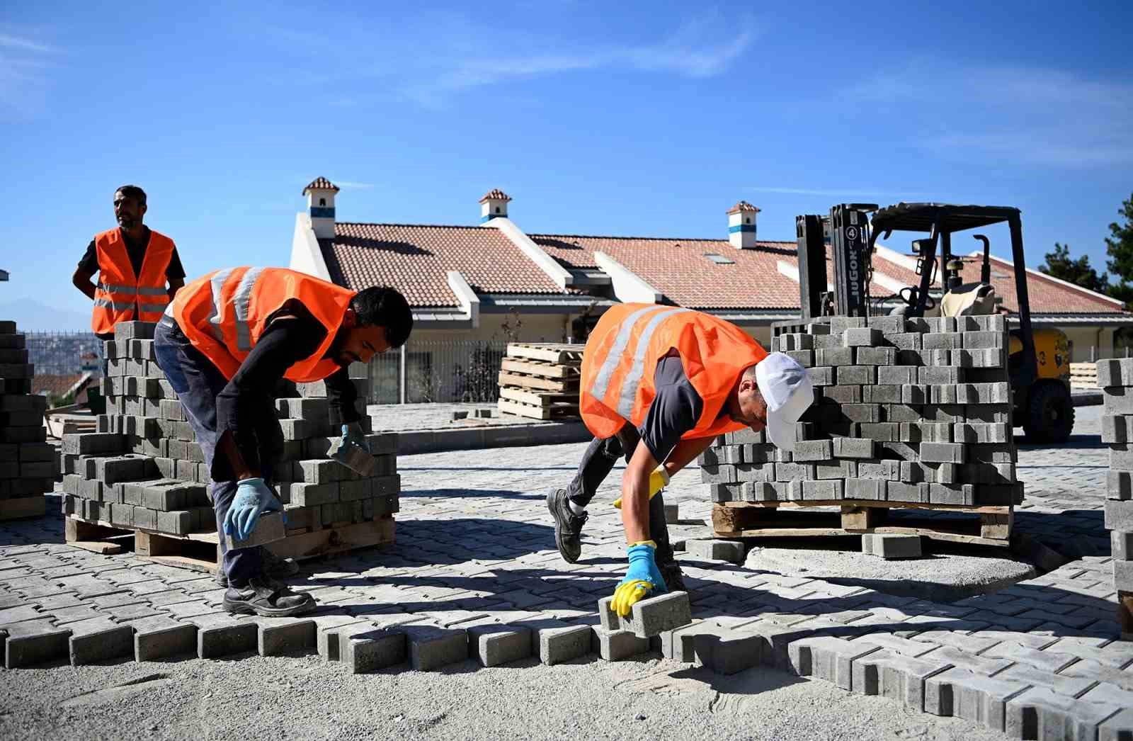 Kuşadası’nda yol yapım çalışmaları Türkmen Mahellesi’ne yoğunlaştı
