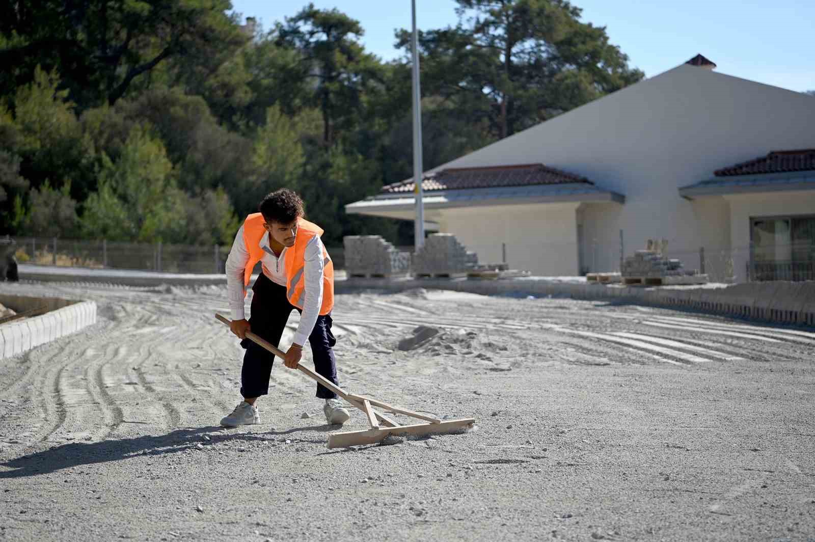 Kuşadası’nda yol yapım çalışmaları Türkmen Mahellesi’ne yoğunlaştı
