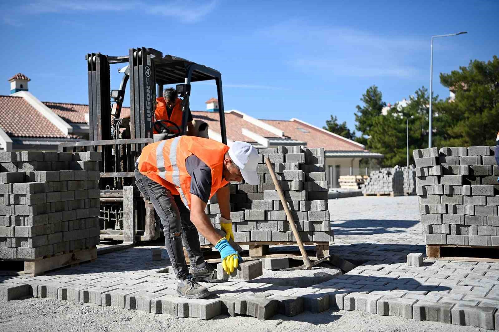 Kuşadası’nda yol yapım çalışmaları Türkmen Mahellesi’ne yoğunlaştı
