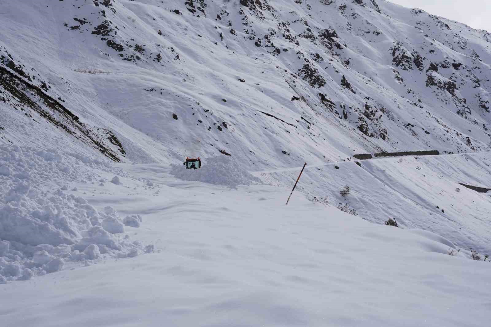 Ovit Dağı’nda ekiplerin zorlu kar mesaisi
