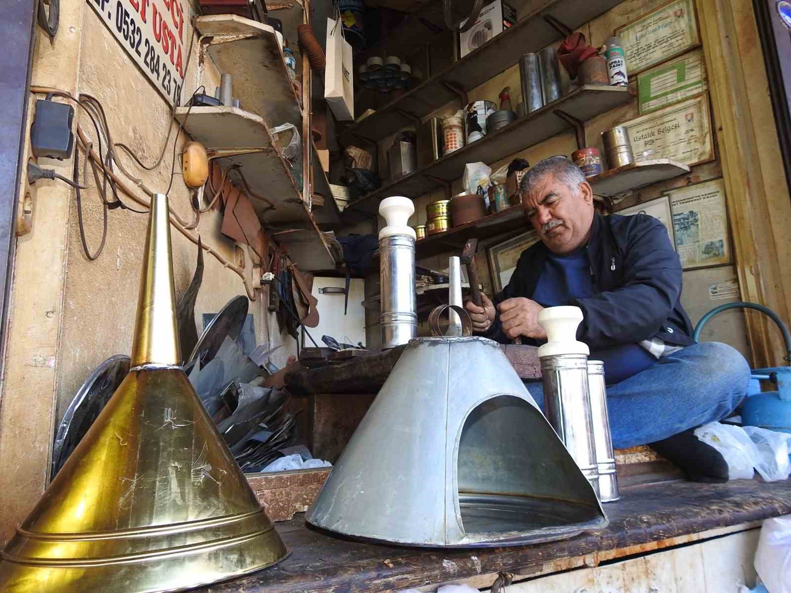 Bir buçuk metrekarelik dükkanında baba ve dede mesleğini yaşatıyor
