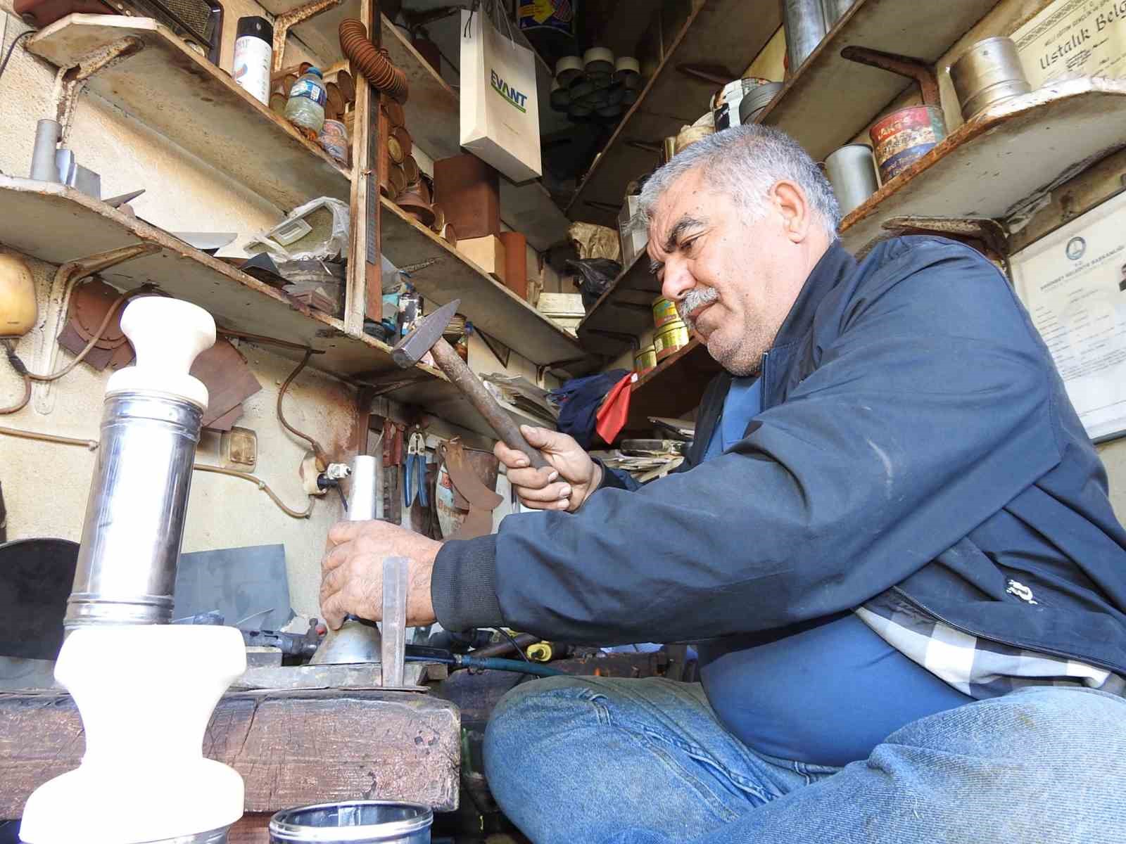 Bir buçuk metrekarelik dükkanında baba ve dede mesleğini yaşatıyor
