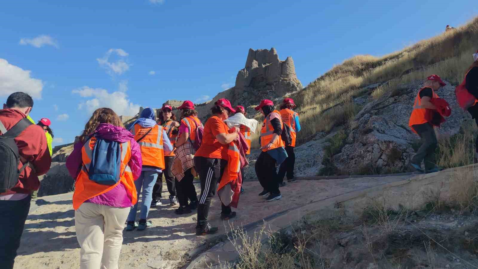 Cumhuriyet’in 101. yılını kutlamak için yola çıkan 101 kadın, Van’ın tarihi turistik yerlerini gezdi
