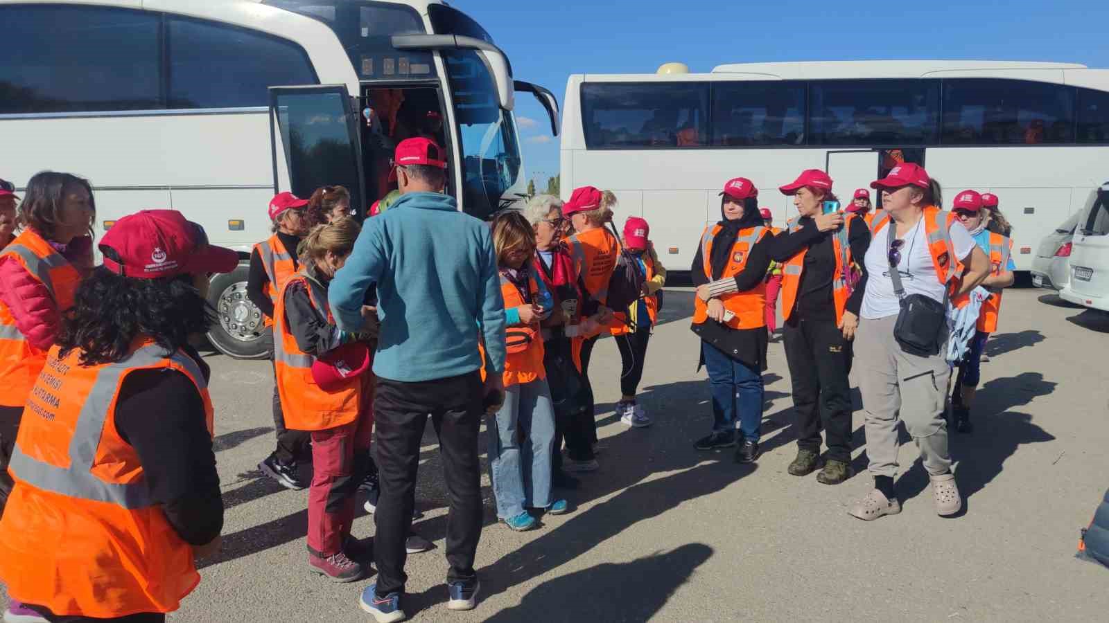 Cumhuriyet’in 101. yılını kutlamak için yola çıkan 101 kadın, Van’ın tarihi turistik yerlerini gezdi
