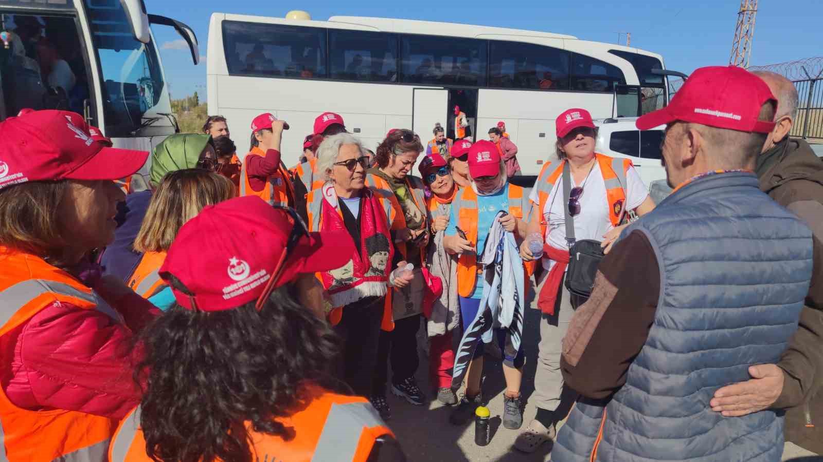 Cumhuriyet’in 101. yılını kutlamak için yola çıkan 101 kadın, Van’ın tarihi turistik yerlerini gezdi
