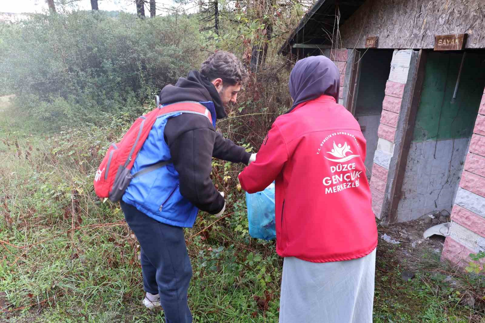 Kent ormanını gönüllüler temizledi
