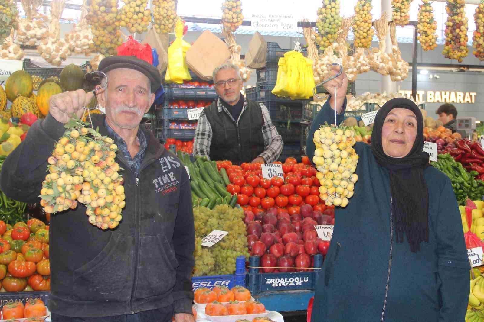 İki yılda bir yetişen, kararınca tüketilen ’vez meyvesi’ tezgahlarda yerini aldı
