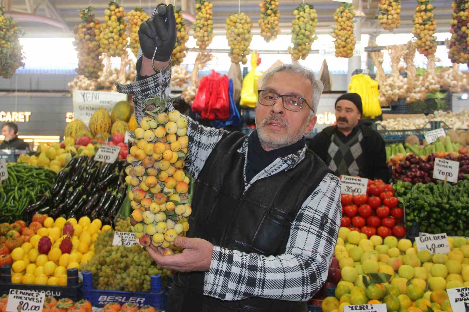 İki yılda bir yetişen, kararınca tüketilen ’vez meyvesi’ tezgahlarda yerini aldı
