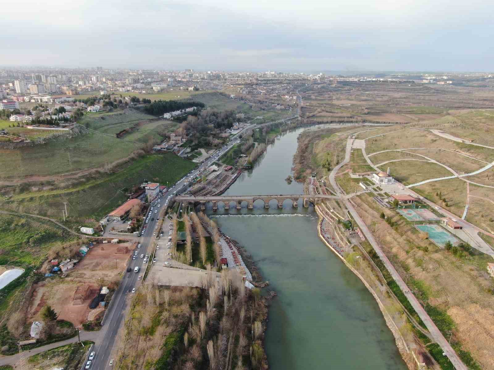 Diyarbakır Surları ve On Gözlü Köprü’nün yapılışı yapay zeka ile canlandırıldı
