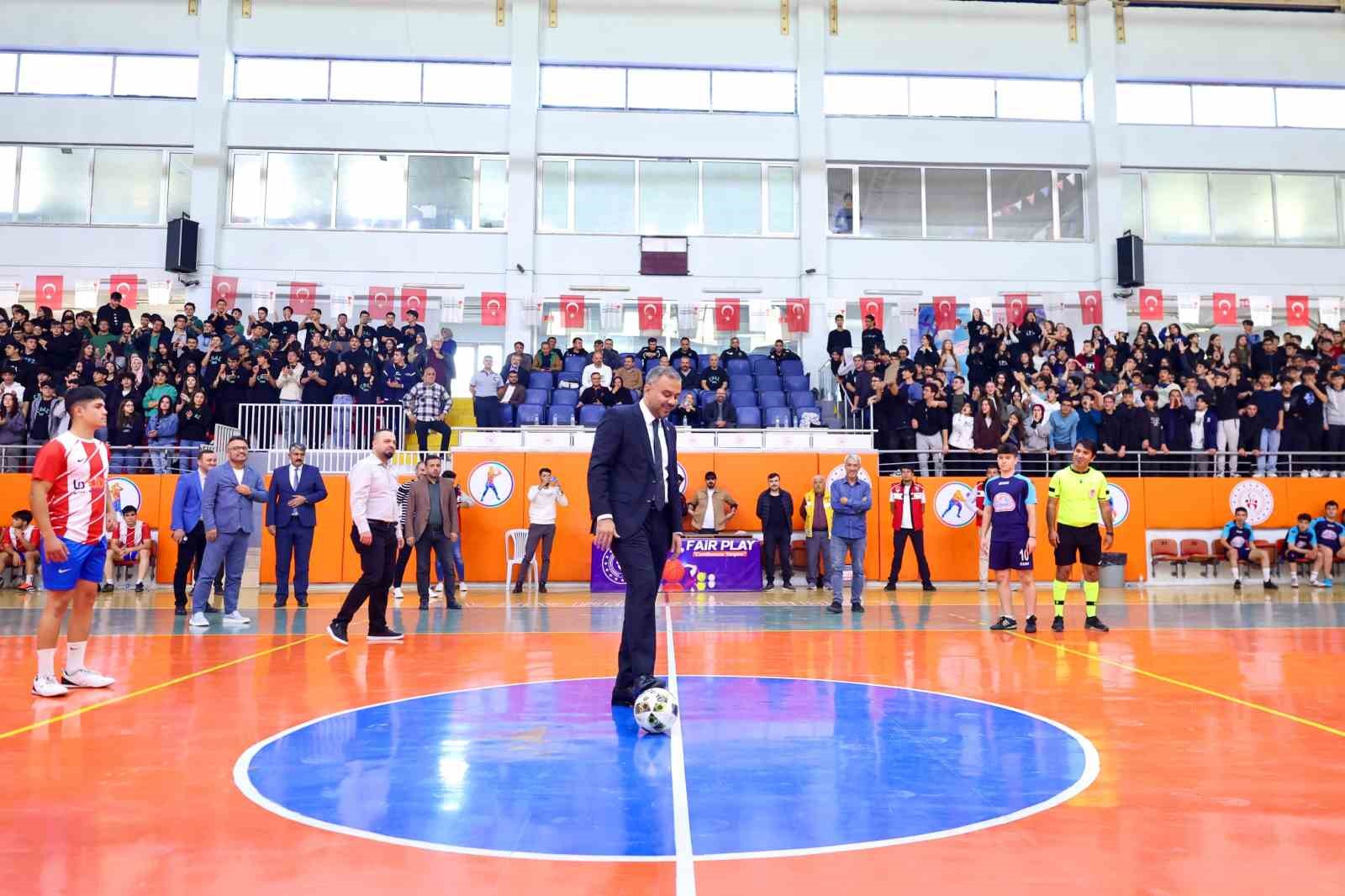 Başkan Toptaş, Cumhuriyet Spor Şöleni futsal finalini izledi
