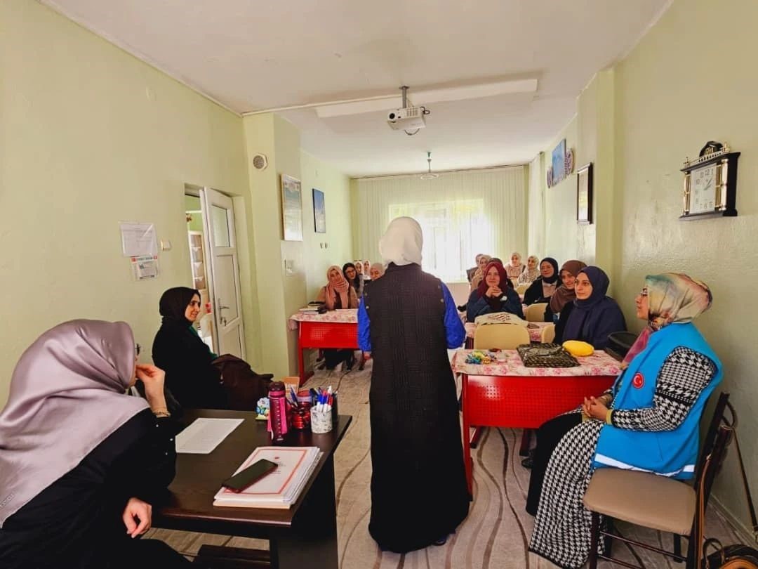 Kur’an kursunda kursiyerler geleneksel Kütahya kıyafetlerini ve yemeklerini tanıttı
