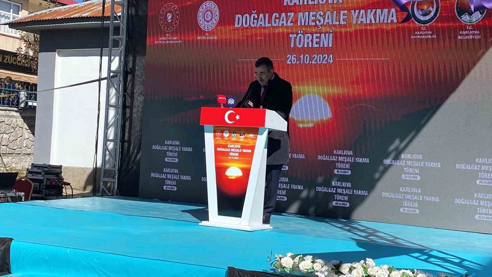 Cumhurbaşkanı Yardımcısı Cevdet Yılmaz Karlıova’da doğal gaz meşale yakma törenine katıldı
