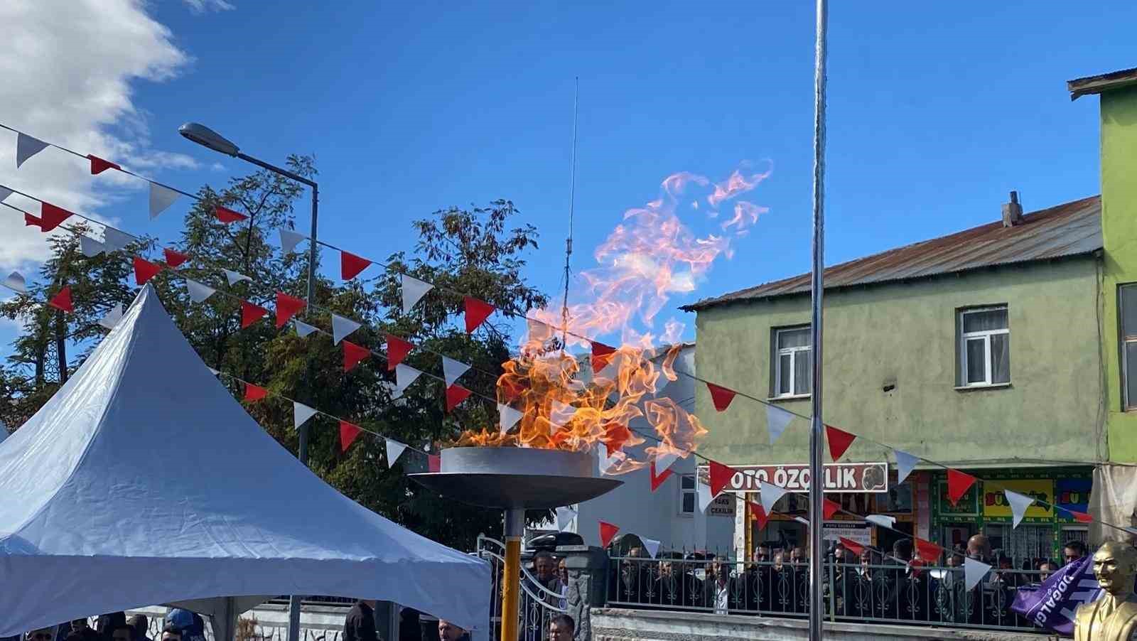 Cumhurbaşkanı Yardımcısı Cevdet Yılmaz Karlıova’da doğal gaz meşale yakma törenine katıldı
