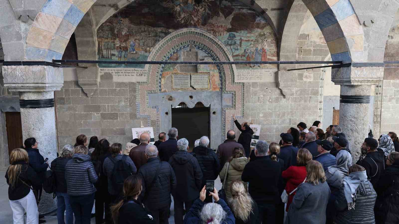 Meryem Ana Kilisesi yerli ve yabancı turistleri ağırlıyor
