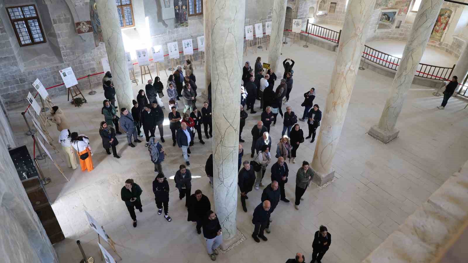 Meryem Ana Kilisesi yerli ve yabancı turistleri ağırlıyor
