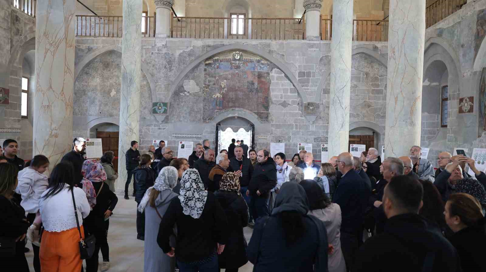 Meryem Ana Kilisesi yerli ve yabancı turistleri ağırlıyor
