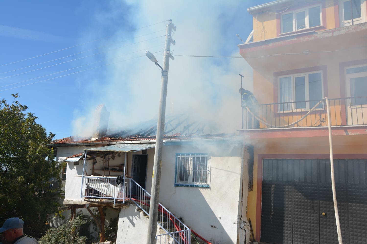 85 yaşındaki adam evinde çıkan yangında ölümden döndü
