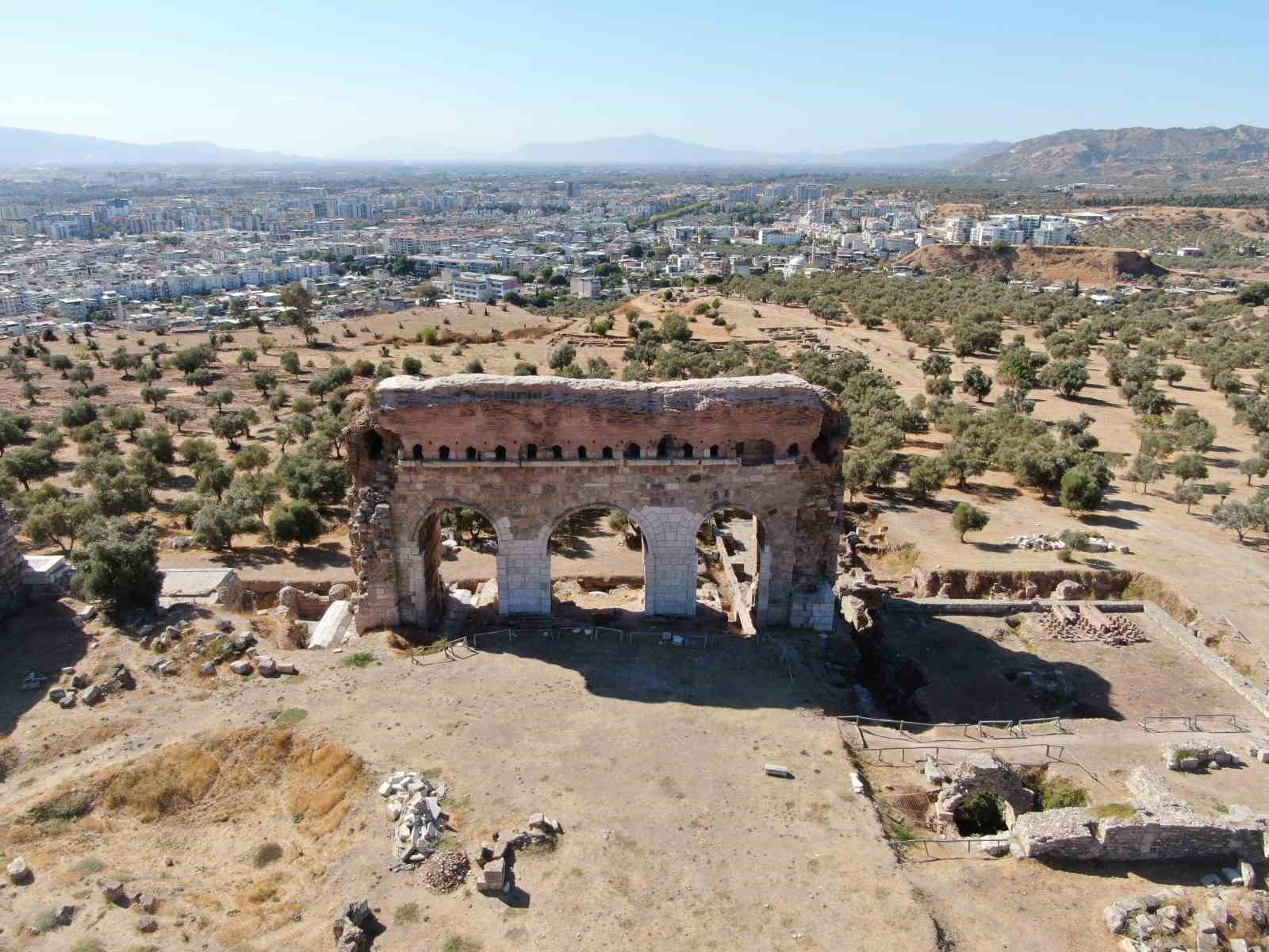 3 bin yıllık tarihi kentteki tiyatro ve stadyum gün yüzüne çıkmayı bekliyor
