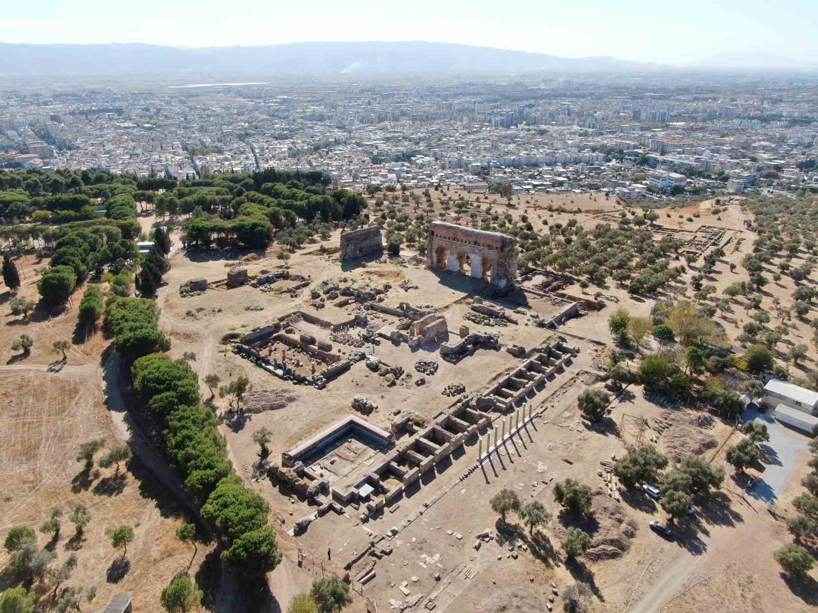 3 bin yıllık tarihi kentteki tiyatro ve stadyum gün yüzüne çıkmayı bekliyor
