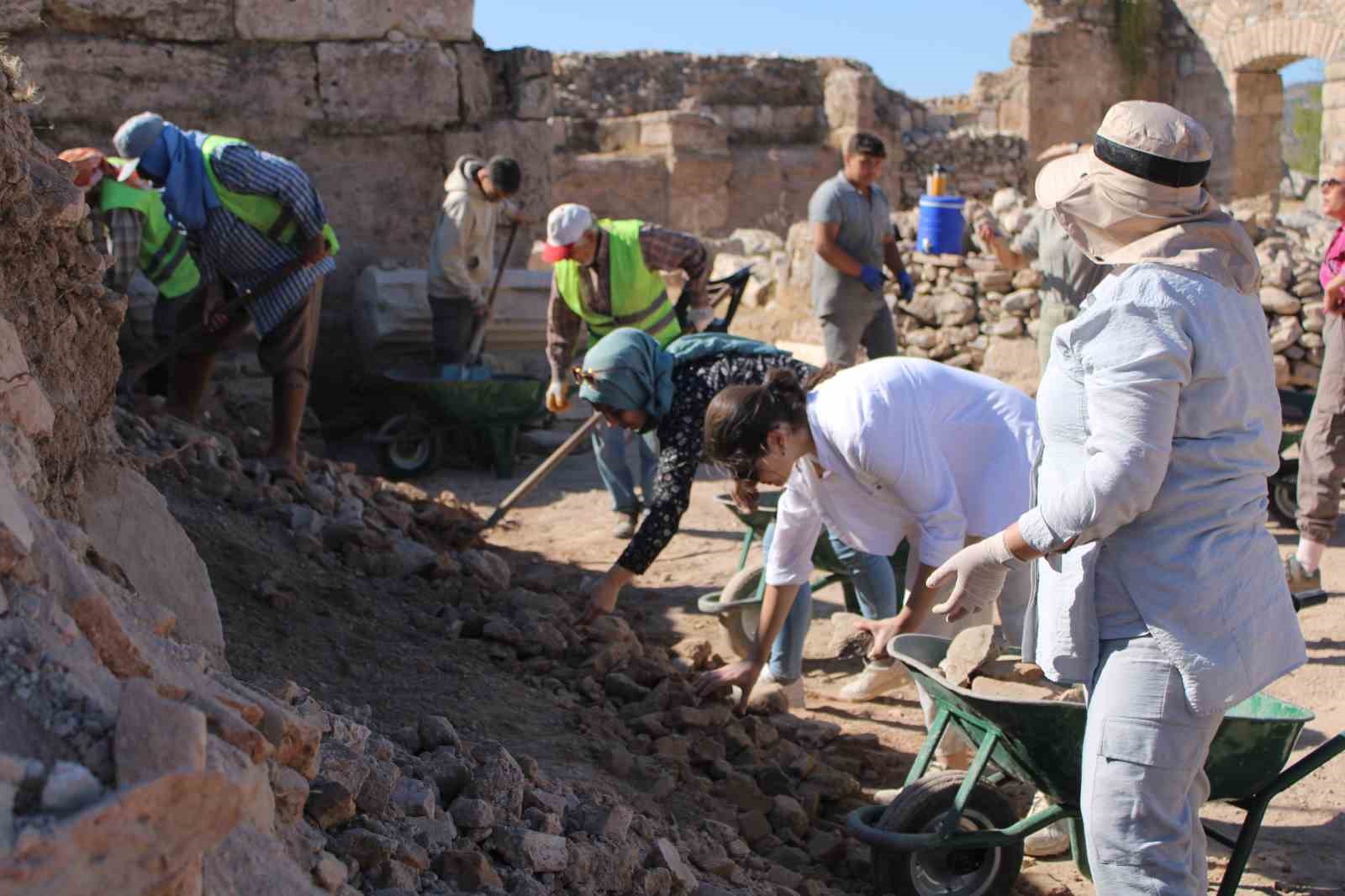 3 bin yıllık tarihi kentteki tiyatro ve stadyum gün yüzüne çıkmayı bekliyor
