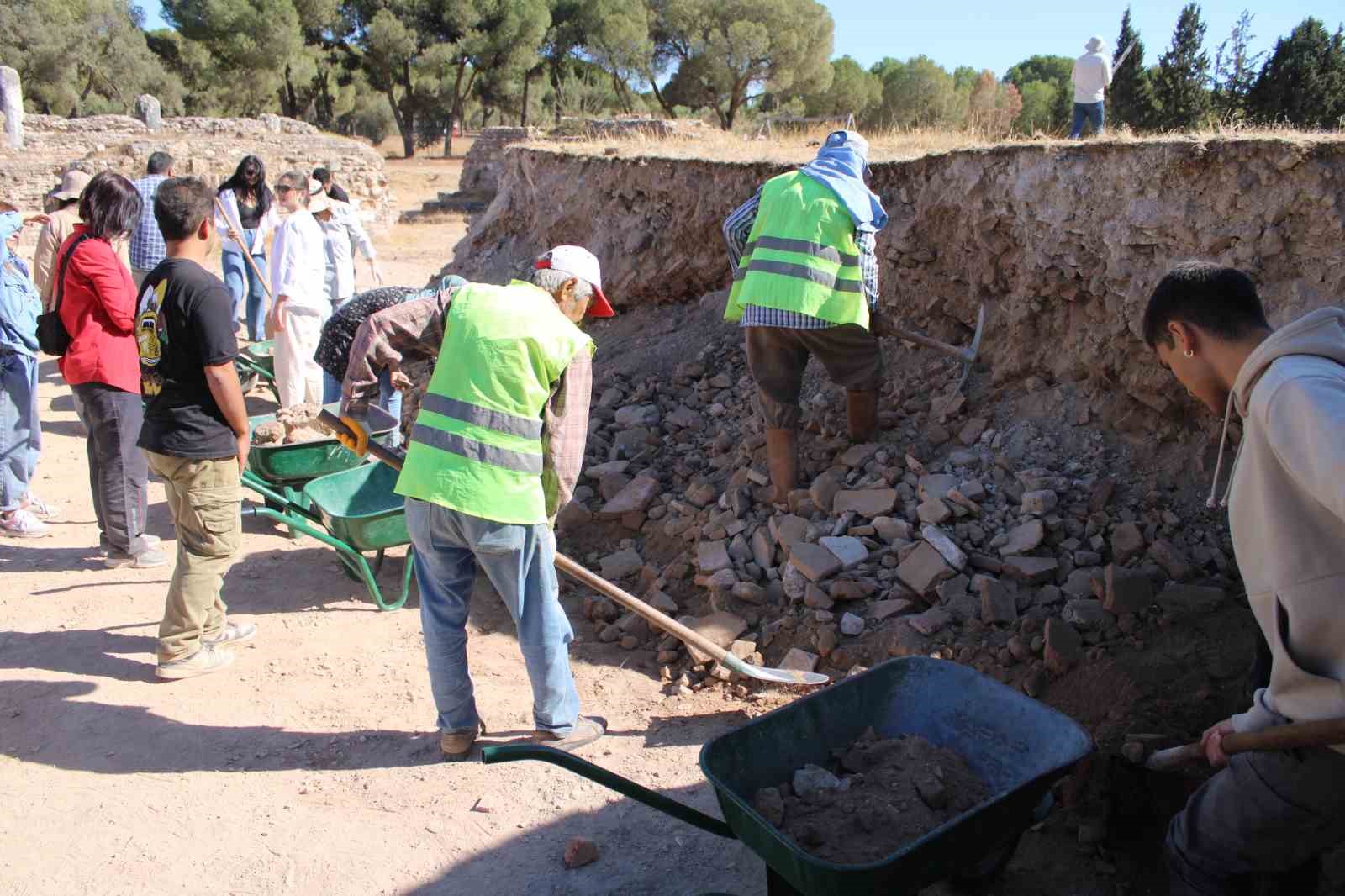 3 bin yıllık tarihi kentteki tiyatro ve stadyum gün yüzüne çıkmayı bekliyor
