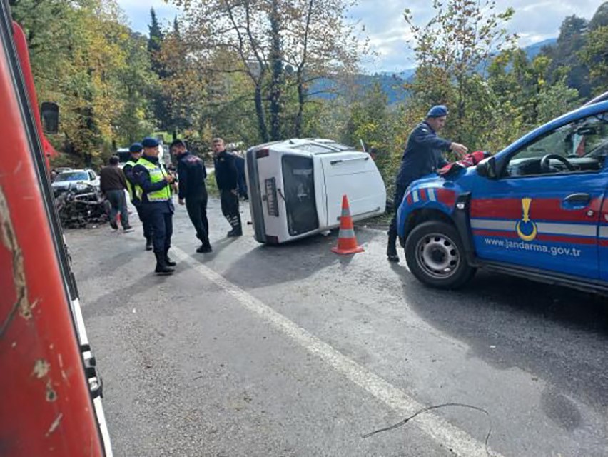 Kaza yapan Fiat Tofaş kağıt gibi dağıldı: 3 yaralı
