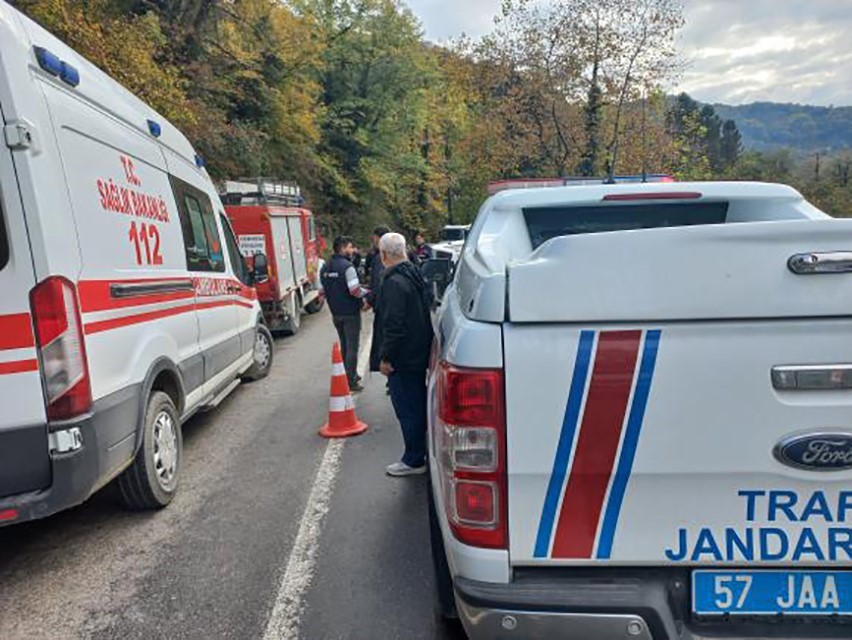 Kaza yapan Fiat Tofaş kağıt gibi dağıldı: 3 yaralı
