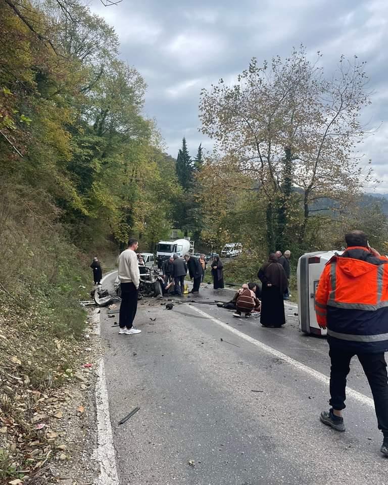 Kaza yapan Fiat Tofaş kağıt gibi dağıldı: 3 yaralı
