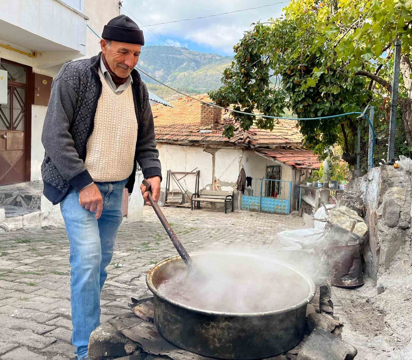 Oğuzlar’da cevizli sucuk mesaisi başladı
