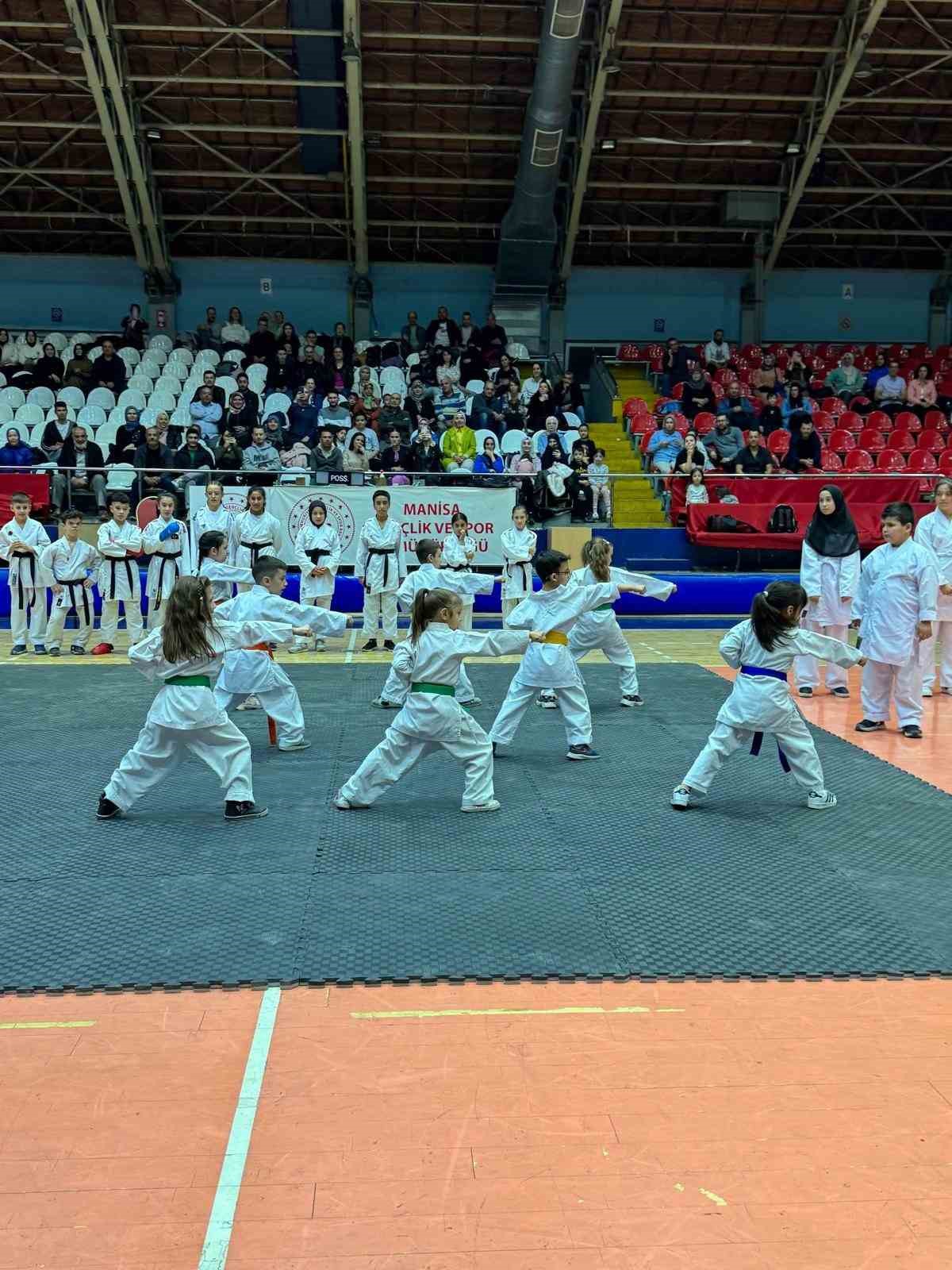 Manisa BBSK’lı karateciler bir üst kuşağa terfi etti
