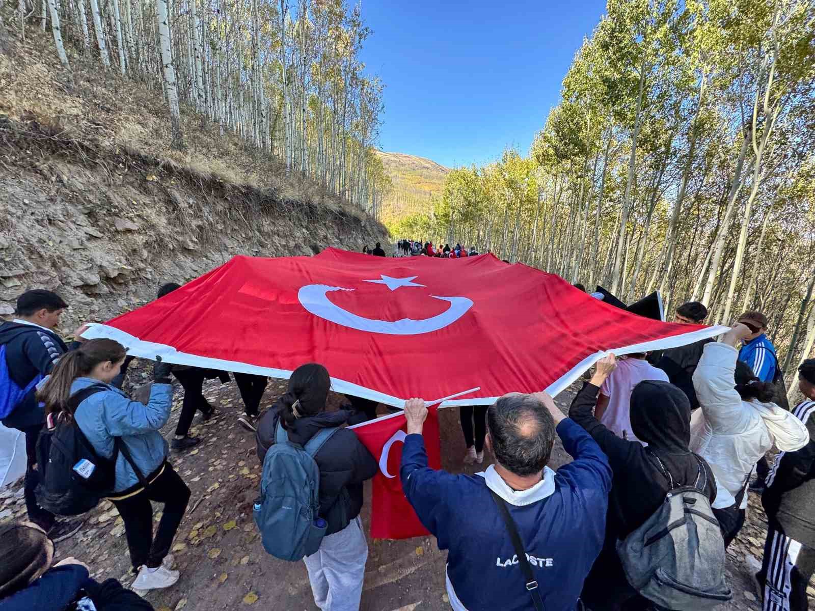 Başkan Özdoğan, Ortaseki Ormanları’nda Cumhuriyet Yürüyüşü’nde
