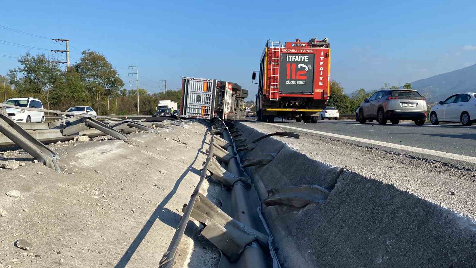 Petrokok yüklü tır devrildi: 1 yaralı
