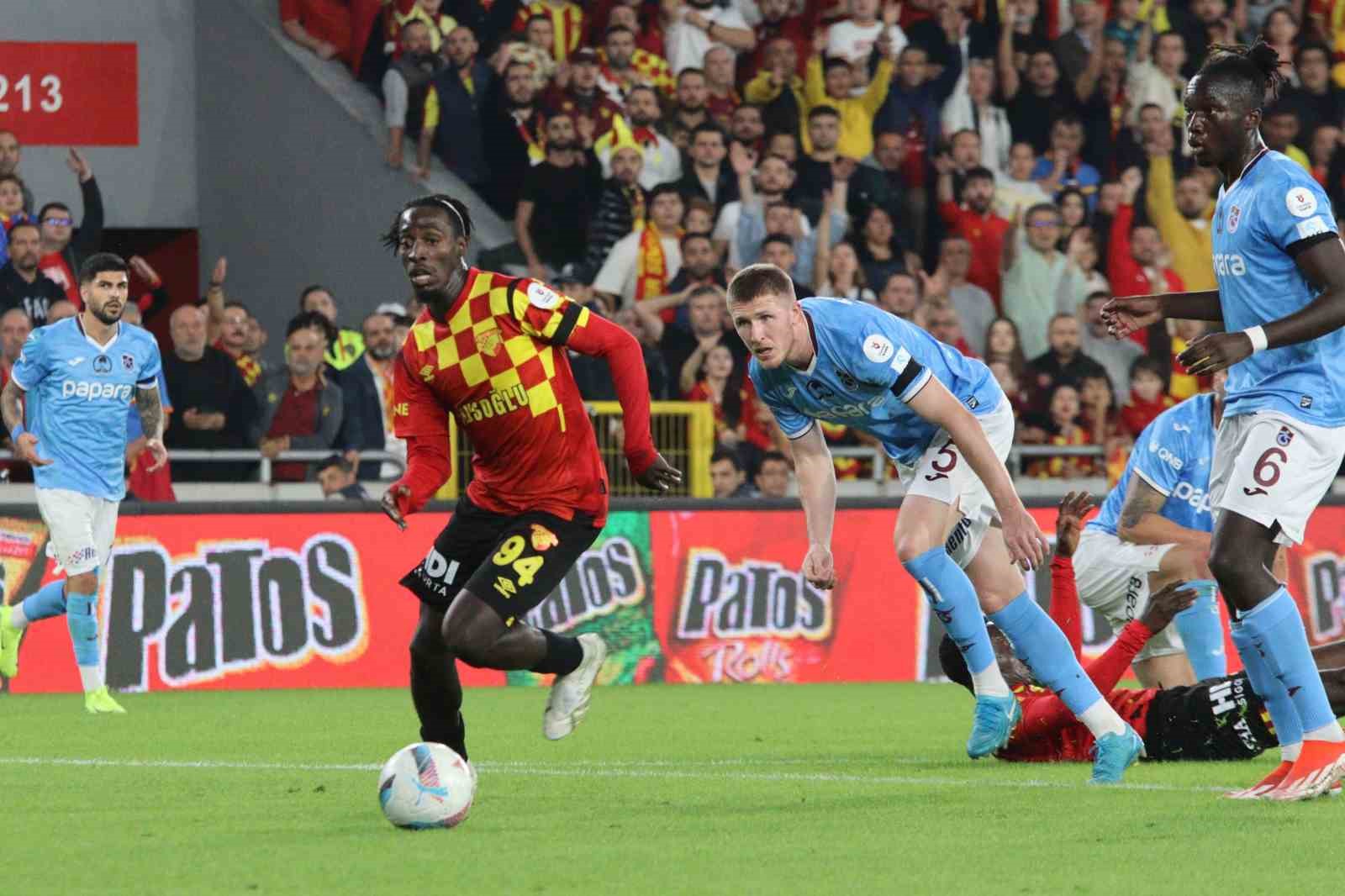 Trendyol Süper Lig: Göztepe: 0 - Trabzonspor: 0 (İlk yarı)
