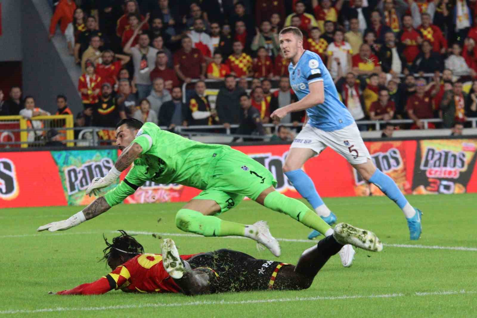 Trendyol Süper Lig: Göztepe: 0 - Trabzonspor: 0 (İlk yarı)
