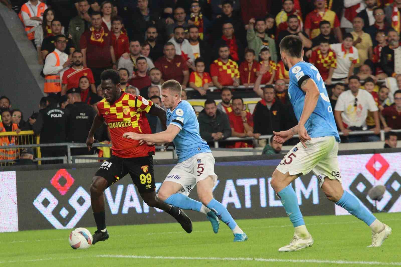 Trendyol Süper Lig: Göztepe: 0 - Trabzonspor: 0 (İlk yarı)
