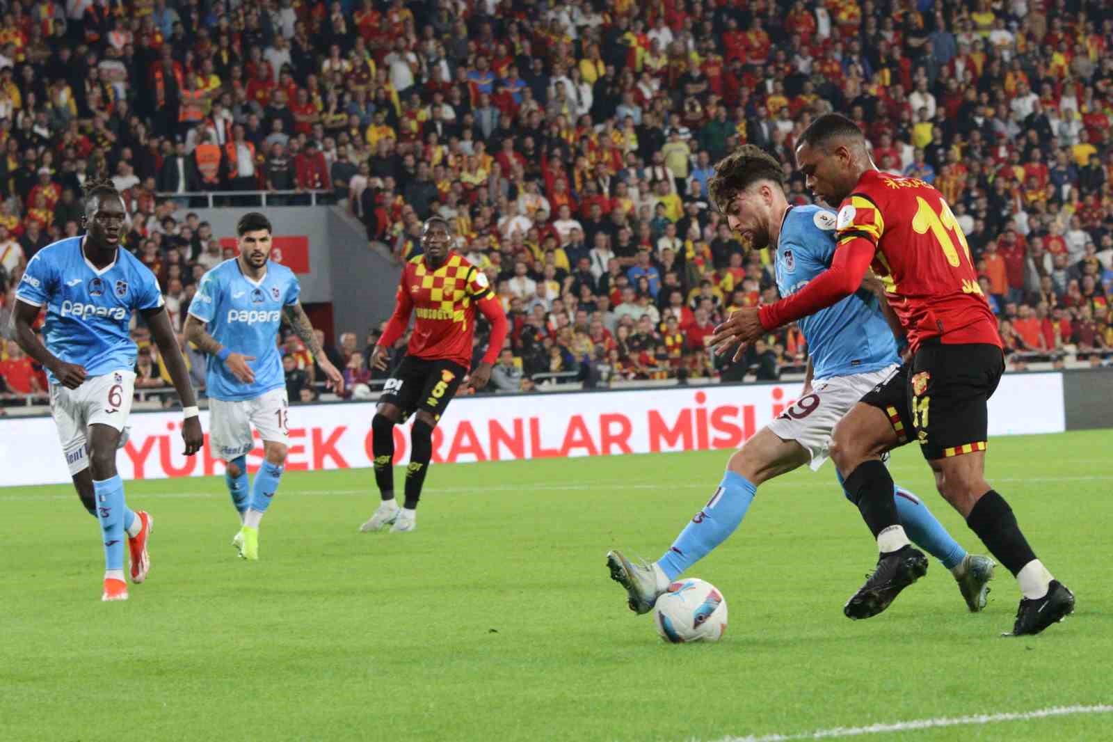 Trendyol Süper Lig: Göztepe: 0 - Trabzonspor: 0 (İlk yarı)
