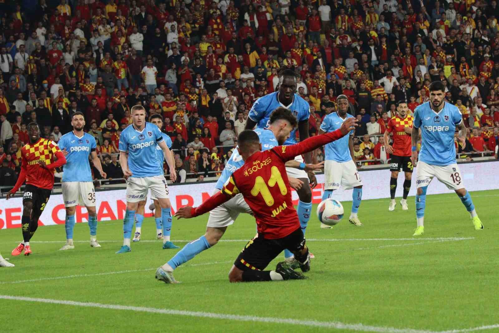 Trendyol Süper Lig: Göztepe: 0 - Trabzonspor: 0 (İlk yarı)
