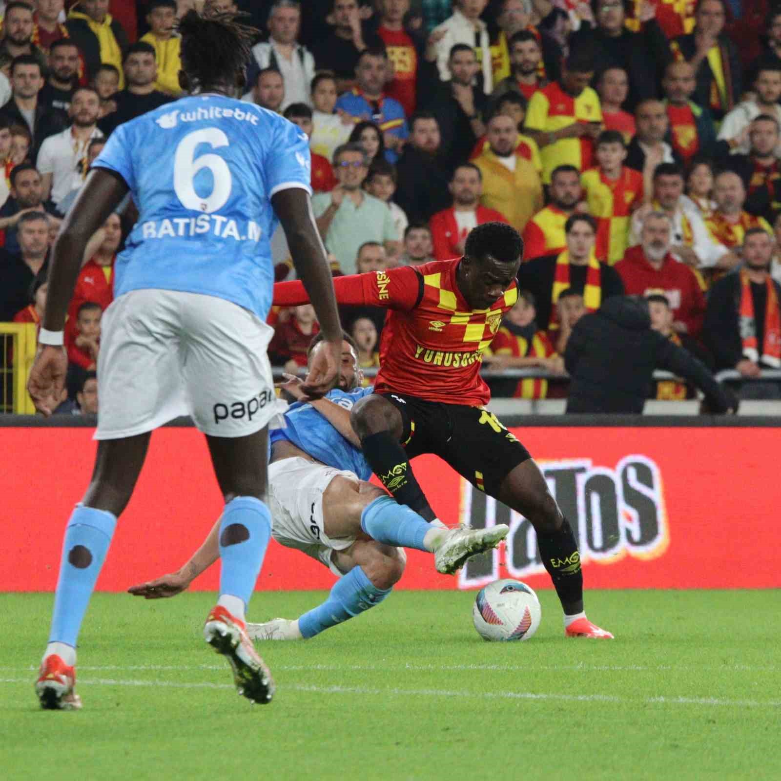 Trendyol Süper Lig: Göztepe: 0 - Trabzonspor: 0 (İlk yarı)
