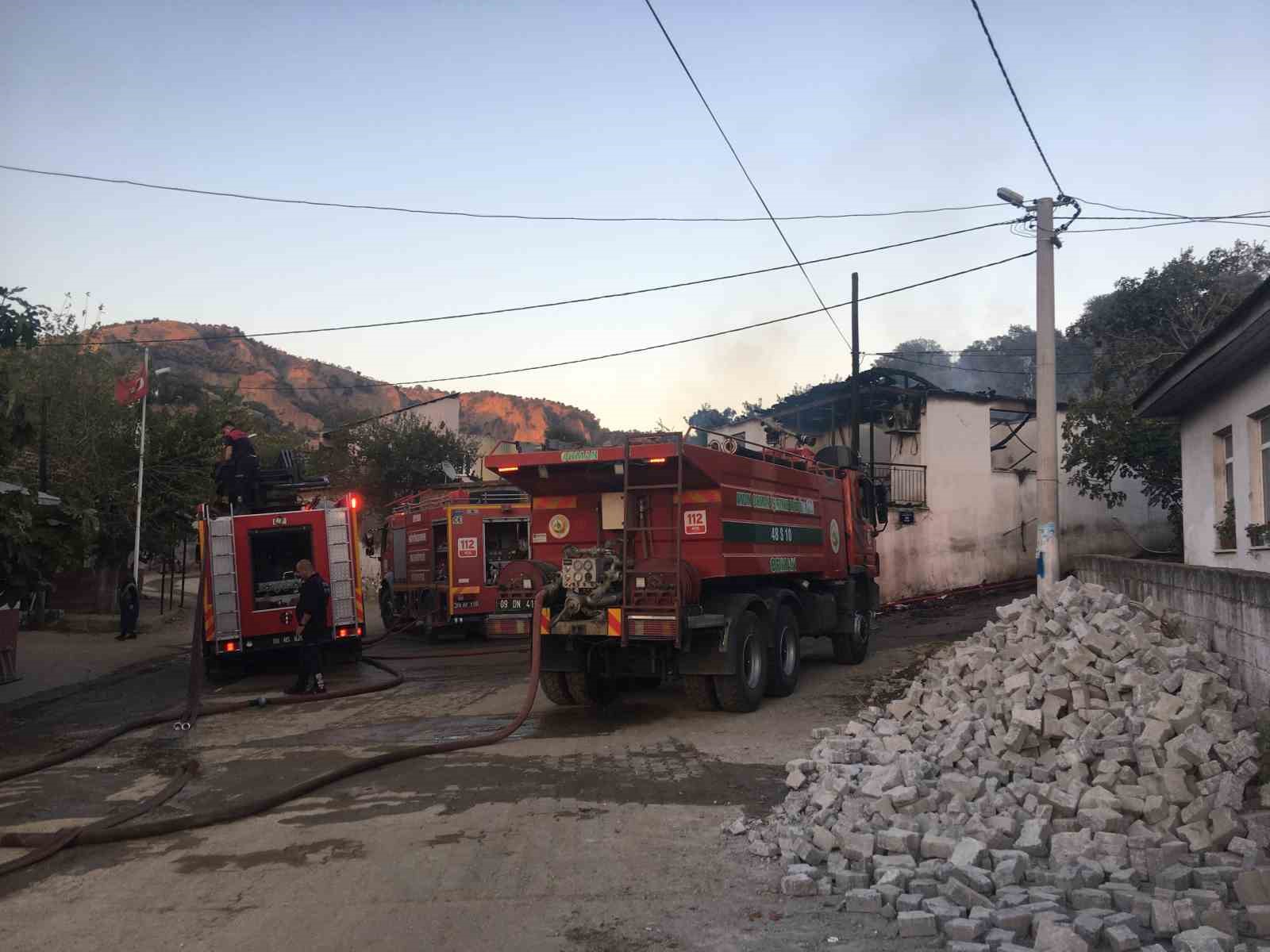 Cami imamının lojmanı çıkan yangında küle döndü
