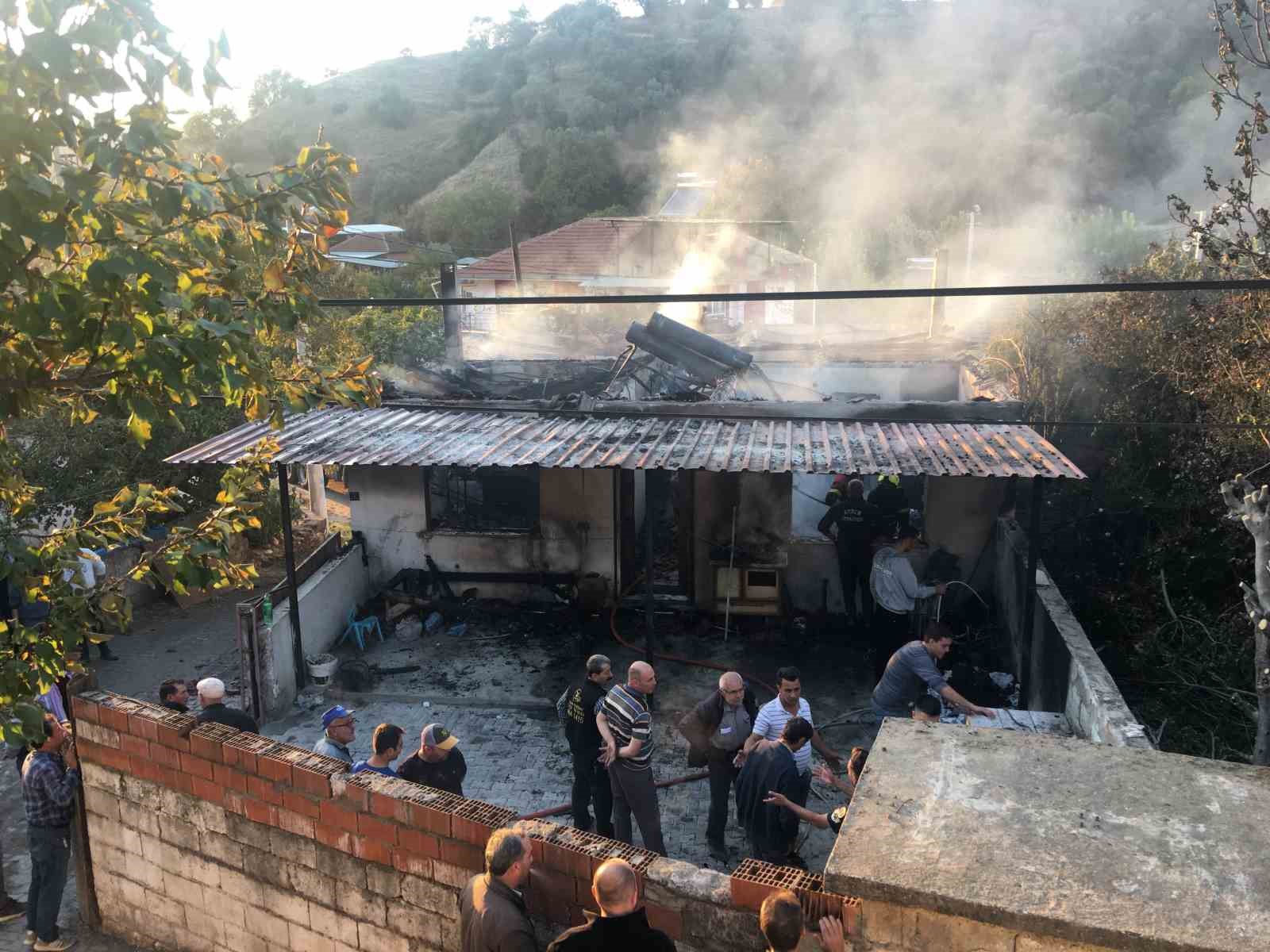 Cami imamının lojmanı çıkan yangında küle döndü
