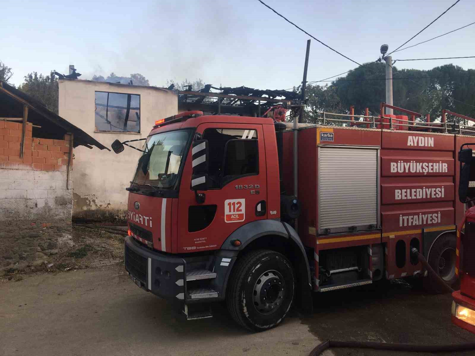 Cami imamının lojmanı çıkan yangında küle döndü
