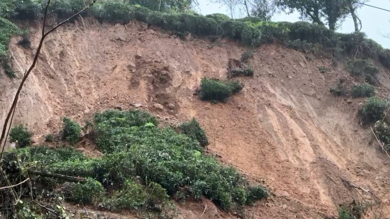 Rize’de heyelan nedeniyle mahalle yolları ulaşıma kapandı
