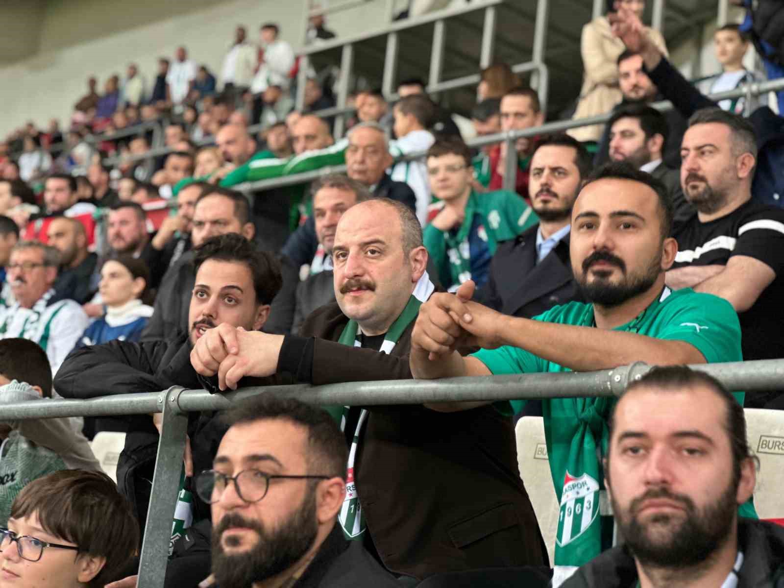 Mustafa Varank, Bursaspor maçını taraftarla izledi
