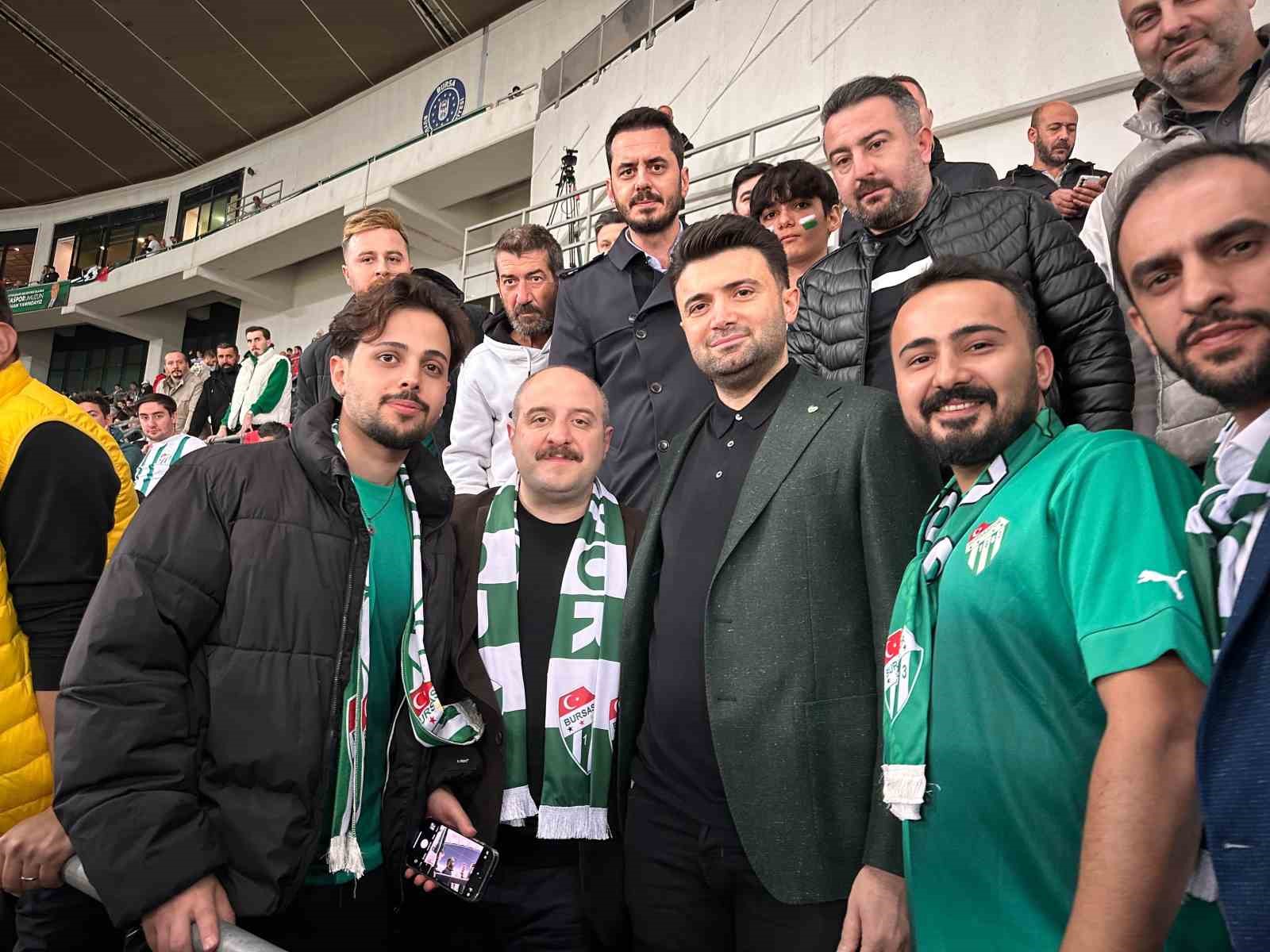 Mustafa Varank, Bursaspor maçını taraftarla izledi
