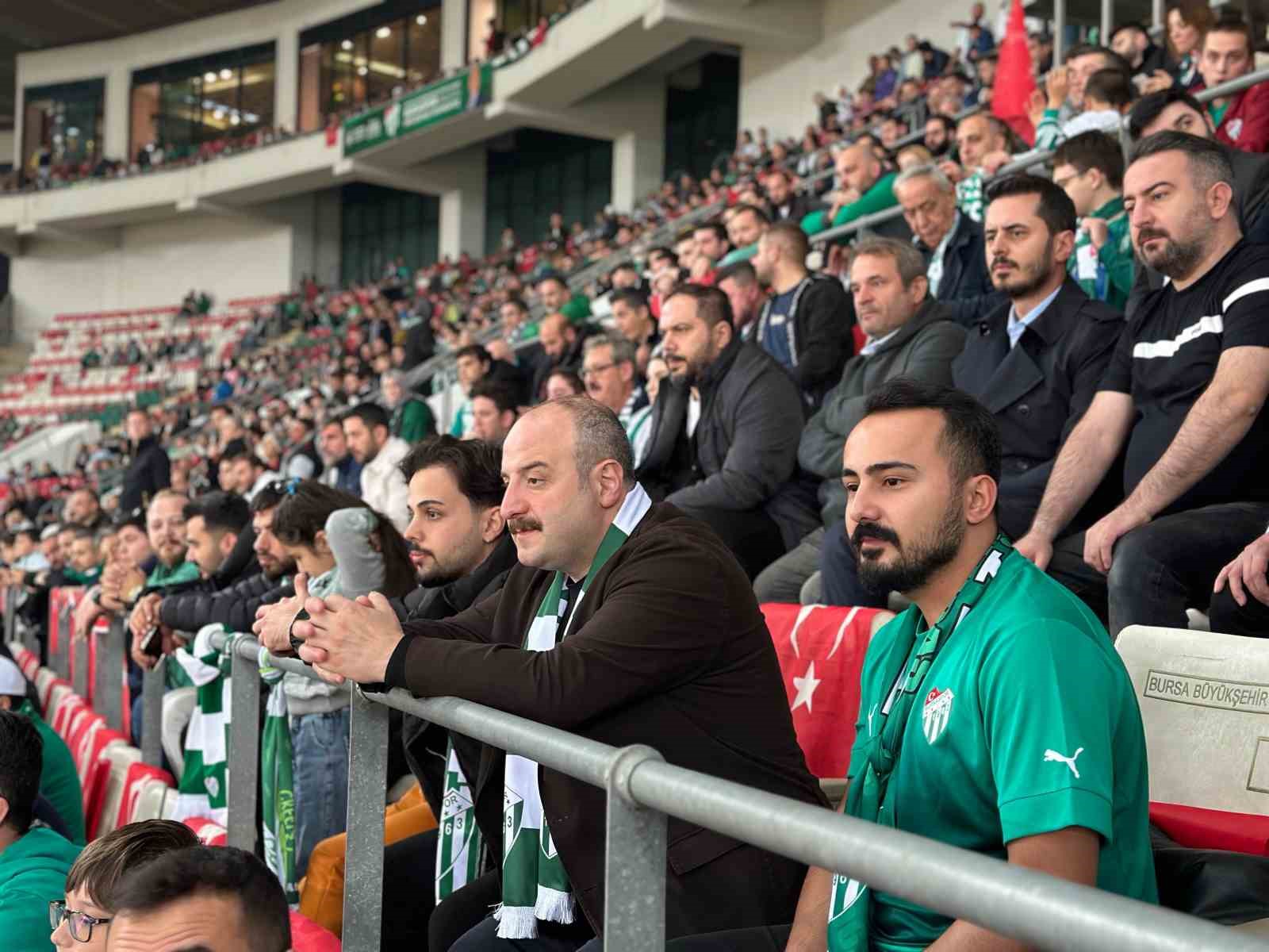 Mustafa Varank, Bursaspor maçını taraftarla izledi
