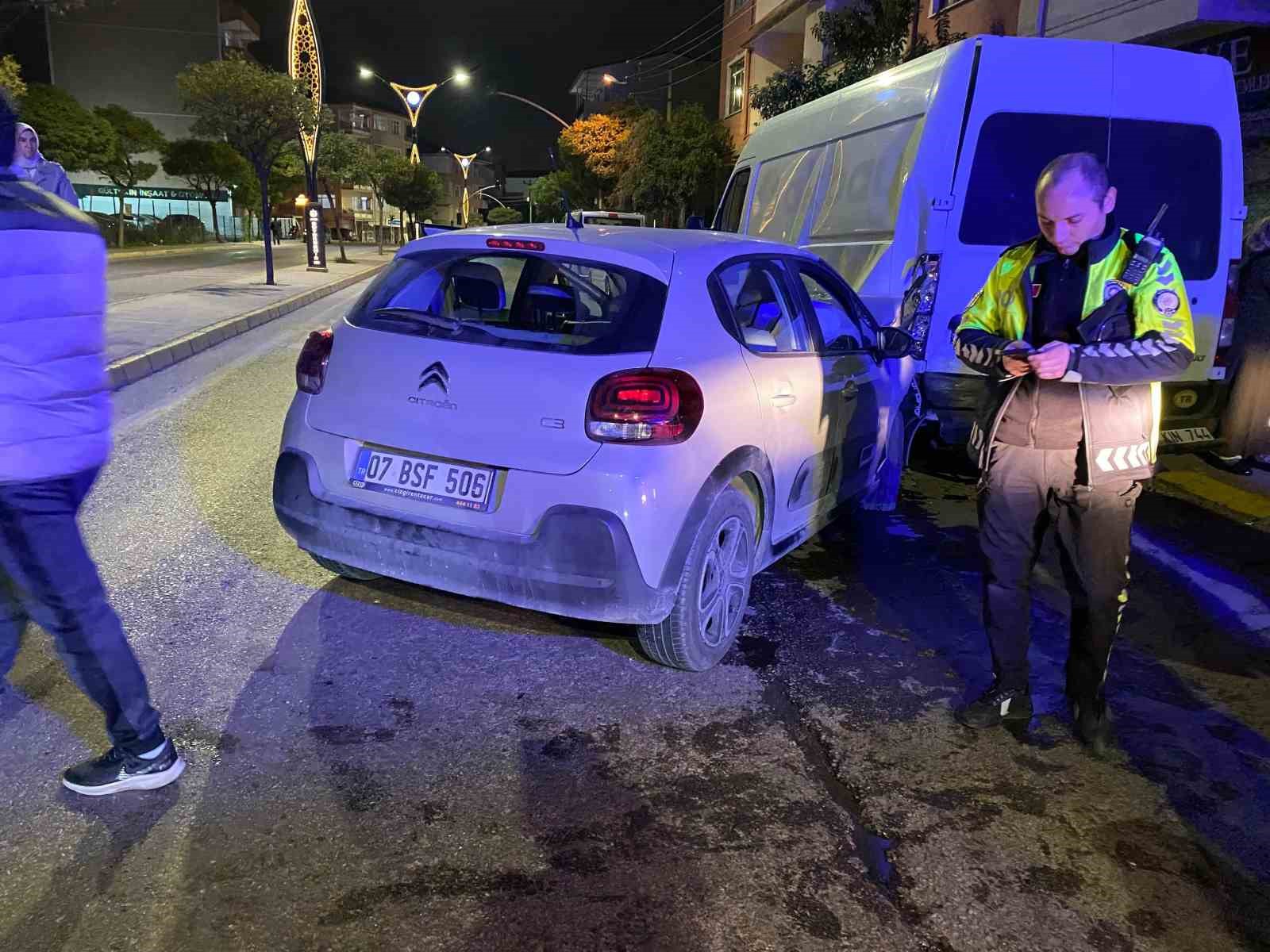 Alkollü sürücü park halindeki minibüse çarptı: 3 yaralı
