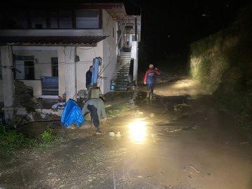 Rize’de heyelan riski nedeniyle bir ev tahliye edildi, yaşlı hasta sedye ile taşındı
